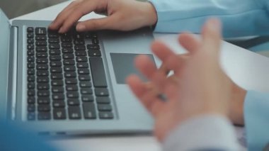 Emlakçı ve müşteri yeni bir ev, sigorta ve emlak konsepti satın alma sürecini tartışıyor