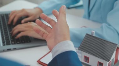 Emlakçı ve müşteri yeni bir ev, sigorta ve emlak konsepti satın alma sürecini tartışıyor