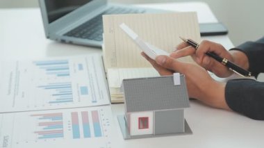 Ofiste çalışan emlakçı ya da sigortacı, emlak hizmetleri ve emlakçıların müşterilerine taksit ödemesi fikrine önem veriyor..