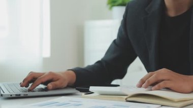 Ofiste çalışan emlakçı ya da sigortacı, emlak hizmetleri ve emlakçıların müşterilerine taksit ödemesi fikrine önem veriyor..