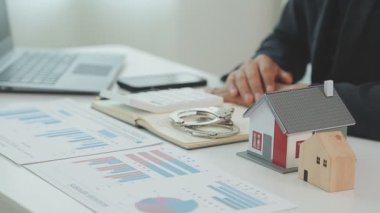 Ofiste çalışan emlakçı ya da sigortacı, emlak hizmetleri ve emlakçıların müşterilerine taksit ödemesi fikrine önem veriyor..