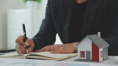 İş adamlarının hesap makinesiyle, laptopla ve ofis modeliyle başarılı iş konsepti.