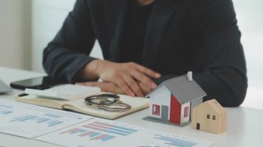 Ofiste çalışan emlakçı ya da sigortacı, emlak hizmetleri ve emlakçıların müşterilerine taksit ödemesi fikrine önem veriyor..