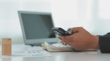 Ofiste çalışan emlakçı ya da sigortacı, emlak hizmetleri ve emlakçıların müşterilerine taksit ödemesi fikrine önem veriyor..