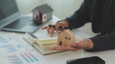 Ofiste çalışan emlakçı ya da sigortacı, emlak hizmetleri ve emlakçıların müşterilerine taksit ödemesi fikrine önem veriyor..