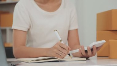 Ofiste bilgisayarla çalışan kadın..