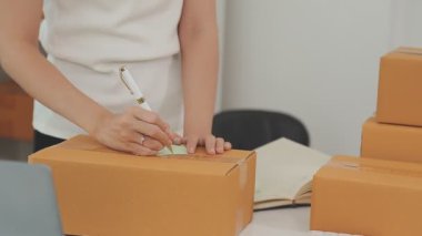 Ofiste çalışan kadın teslimat sahibi, paket kutuları.