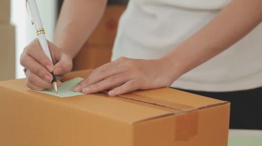 Ofiste çalışan kadın teslimat sahibi, paket kutuları.