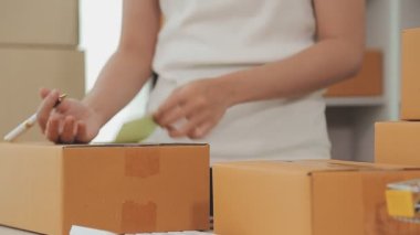 Ofiste çalışan kadın teslimat sahibi, paket kutuları.