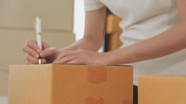 Ofiste çalışan kadın teslimat sahibi, paket kutuları.
