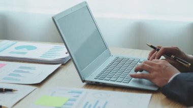 Bir takım şık bir ofiste büyük bir masa etrafında fikirler üretir.