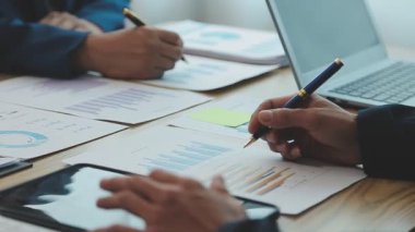 Modern ofiste yeni iş projeleri üzerinde çalışan bir grup genç girişimci  