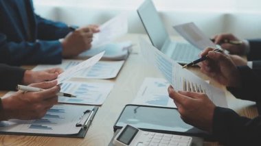 Modern ofiste yeni iş projeleri üzerinde çalışan bir grup genç girişimci  