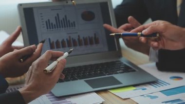 Modern ofiste yeni iş projeleri üzerinde çalışan bir grup genç girişimci  