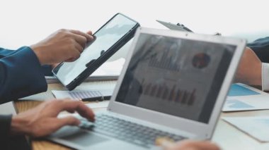 Modern ofiste yeni iş projeleri üzerinde çalışan bir grup genç girişimci  