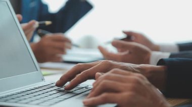 Modern ofiste yeni iş projeleri üzerinde çalışan bir grup genç girişimci  