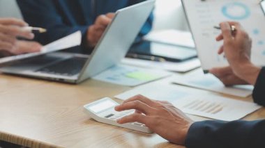 Modern ofiste yeni iş projeleri üzerinde çalışan bir grup genç girişimci  