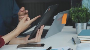 Bir takım şık bir ofiste büyük bir masa etrafında fikirler üretir.