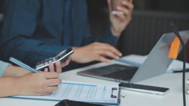 Bir grup genç girişimci çağdaş bir ofiste belgeleri gözden geçirir