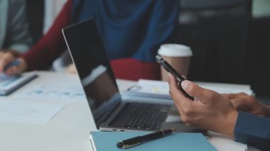 Bir grup genç girişimci çağdaş bir ofiste belgeleri gözden geçirir