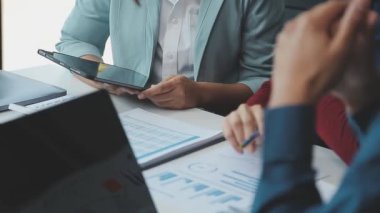 Bir grup genç girişimci çağdaş bir ofiste belgeleri gözden geçirir