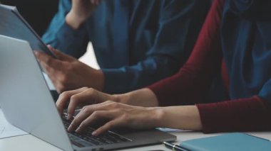 Çağdaş bir ofiste birlikte çalışan bir grup genç girişimci