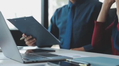 Çağdaş bir ofiste birlikte çalışan bir grup genç girişimci