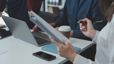 Çağdaş bir ofiste birlikte çalışan bir grup genç girişimci