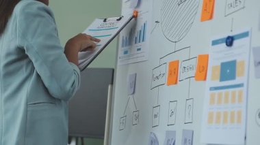 İş adamları modern ofiste toplanıyor..