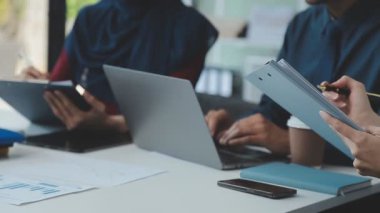 Çağdaş bir ofiste birlikte çalışan bir grup genç girişimci