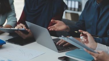 Çağdaş bir ofiste birlikte çalışan bir grup genç girişimci