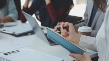 Çağdaş bir ofiste birlikte çalışan bir grup genç girişimci