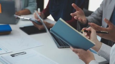 Çağdaş bir ofiste birlikte çalışan bir grup genç girişimci