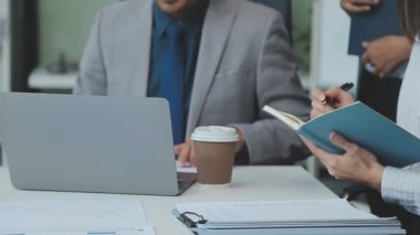 Çağdaş bir ofiste birlikte çalışan bir grup genç girişimci