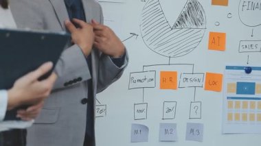 İş adamları modern ofiste toplanıyor..