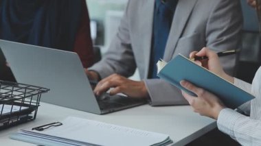 Çağdaş bir ofiste birlikte çalışan bir grup genç girişimci
