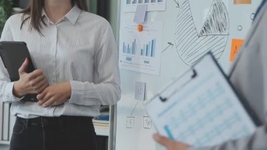 İş adamları modern ofiste toplanıyor..