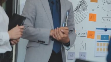 İş adamları modern ofiste toplanıyor..
