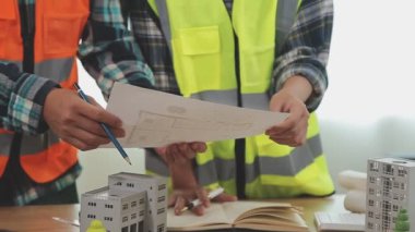 Ofiste mühendislik projesinde çalışan iki mühendis..