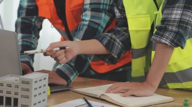 Ofiste mühendislik projesinde çalışan iki mühendis..