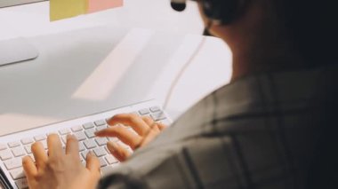 Genç profesyonel bir kadın, iş ve finans unsurlarıyla çevrili çağdaş bir ofiste gösteriliyor..