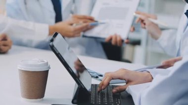 Bir grup genç doktor modern laboratuarda yeni tıbbi araştırmalar üzerinde birlikte çalışıyorlar. 