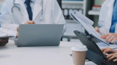 Bir grup genç doktor modern laboratuarda yeni tıbbi araştırmalar üzerinde birlikte çalışıyorlar. 