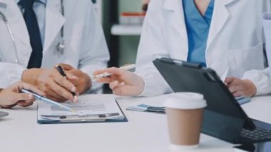 Bir grup genç doktor modern laboratuarda yeni tıbbi araştırmalar üzerinde birlikte çalışıyorlar. 