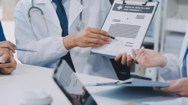 Bir grup genç doktor modern laboratuarda yeni tıbbi araştırmalar üzerinde birlikte çalışıyorlar. 