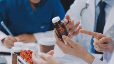 Bir grup genç doktor modern laboratuarda yeni tıbbi araştırmalar üzerinde birlikte çalışıyorlar. 