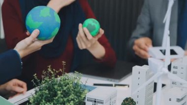Modern ofisteki yeni çevre dostu apartman kompleksinde birlikte çalışan bir grup genç iş adamı.