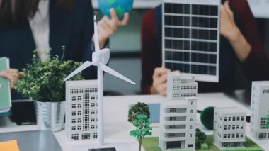 Modern ofisteki yeni çevre dostu apartman kompleksinde birlikte çalışan bir grup genç iş adamı.