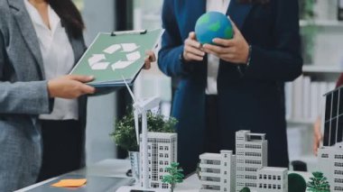 Modern ofisteki yeni çevre dostu apartman kompleksinde birlikte çalışan bir grup genç iş adamı.