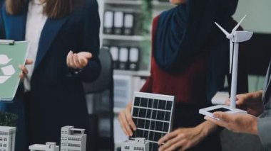 Modern ofisteki yeni çevre dostu apartman kompleksinde birlikte çalışan bir grup genç iş adamı.